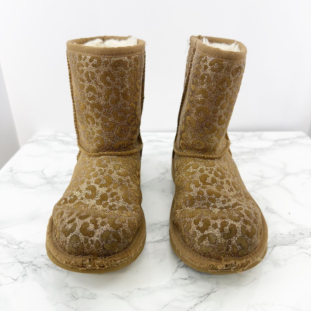 UGG Classic II Leopard Glitter Boots Size 2 Tan Gold Cozy Sheepskin‎ Lined